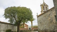 Atrio de la iglesia de Oza, en Carballo