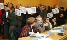 Los miembros de la plataforma contra la tasa de basura abandonaron el pleno a la mitad. 
