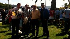 Fito Dom�nguez posa con algunos de los componentes de A Roda minutos antes del partido previo al ascenso del Celta en Bala�dos