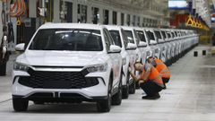 Dos empleados revisan los vehculos producidos por la china BYD en la fbrica inaugurada en Camaari (Brasil)
