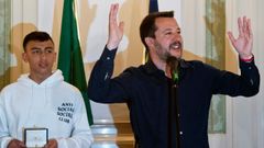 El h�roe del autob�s ya tiene la nacionalidad:  Salvini recibi� a cinco ni�os que ayudaron a salvar a sus compa�eros durante el ataque a su autob�s escolar la pasada semana por parte del conductor. Rami Shehata  (en la foto)  y Adam el Hamami alertaron por tel�fono a la polic�a. Salvini anunci� el martes que conceder� la nacionalidad a Shehata, de origen egipcio. �Es como si fuera mi hijo y �l demostr� que entend�a los valores de este pa�s�, dijo ayer