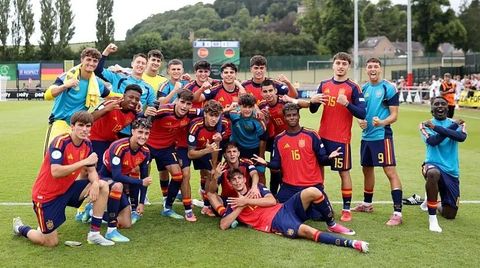 Los jugadores de Espa�a sub-19, entre ellos, Anxo Rodr�guez, celebrando el triunfo ante Alemania.