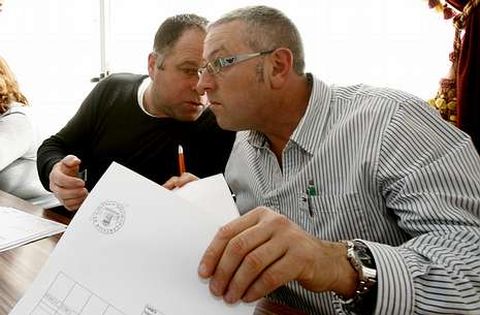 Los socialistas Antonio Mi�ones y Manuel Rodr�guez, hablando durante un pleno.