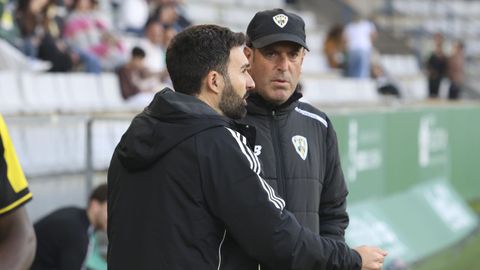 Romo, entrenador del Racing, con Imanol de la Sota, entrenador del Barakaldo
