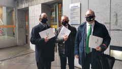 Representantes de AVSPA este viernes en la Audiencia Provincial