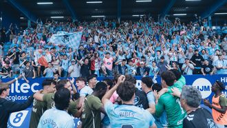 Los jugadores del Celta Fortuna, con los aficionados desplazados a Ponferrada, a la conclusi�n del partido de ida.