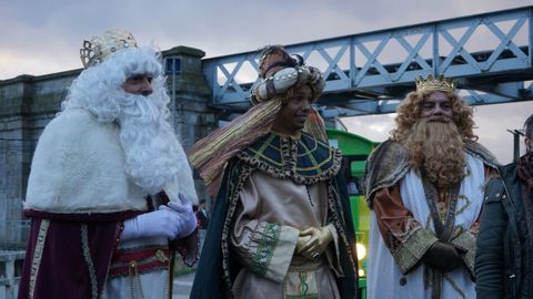 Sus Majestades de Oriente ante el puente internacional sobre el r�o Mi�o