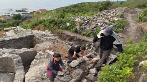 Trabajos de consolidación del yacimiento de Castelo dos Mouros, en la isla de Ons