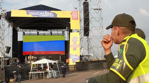 Montaje del escerario para el concierto �Venezuela Aid Live� en el lado colombiano del puente de Tienditas, uno de los tres pasos fronterizos de C�cuta con Venezuela y en donde hay almacenadas toneladas de ayuda humanitaria