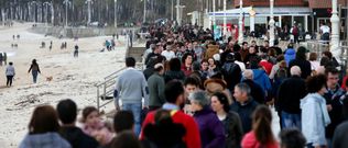 El paseo de Samil se llen� ayer por la tarde de gente y algunos incluso se animaron a bajar a la arena. 