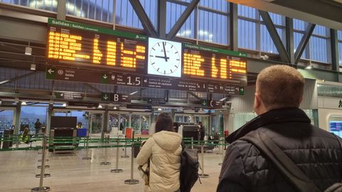 Pasajeros expectantes ante la huelga de maquinistas en la estaci�n de tren de Santiago