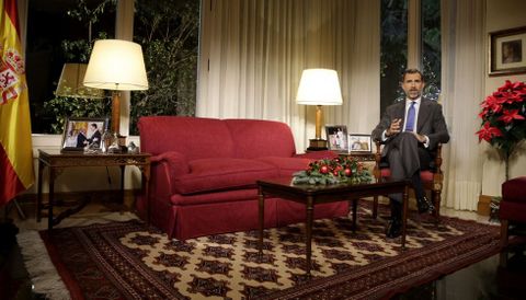 Felipe VI cambi� el despacho desde el que se dirig�a su padre a los espa�oles por una sala de estar recreada en el palacio de la Zarzuela. 