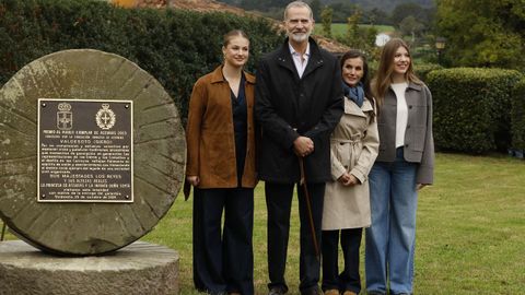 Los Reyes, la princesa Leonor y la Infanta Sof�a durante el acto de entrega del premio al ?Pueblo Ejemplar de Asturias 2025, a 25 de octubre de 2025, en Valdesoto, Sieto, Asturias (Espa�a). El Premio al Pueblo Ejemplar de Asturias 2025 ha sido concedido a la parroquia de Valdesoto, que pertenece al concejo asturiano de Siero
