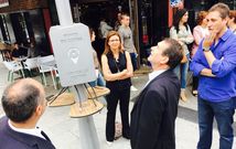 Caballero y los concejales Regades (izquierda) y Caride (centro) ayer ante el punto de recarga de m�viles en la calle Gerona. 
