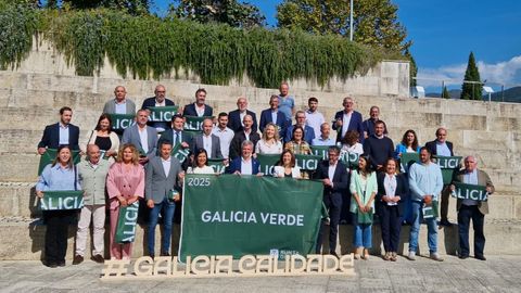 Rueda entreg� las banderas a los 33 municipios gallegos que la consiguieron este a�o
