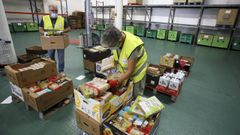Voluntarios trabajando en la sede de Ferrol del Banco de Alimentos R�as Altas