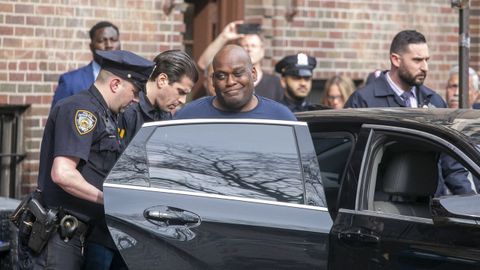 Frank James, escoltado por agentes de la polic�a tras haber sido acusado de abrir fuego en un metro en Brooklyn el 12 de abril.  
