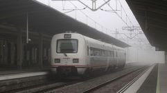 El tren averiado por el golpe contra el jabal�, permanec�a este martes detenido en la estaci�n de Monforte