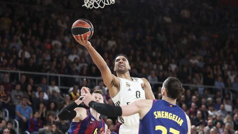 El madridista Trey Lyles penetra a canasta durante el partido contra el Barcelona