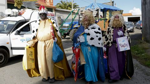 Los Reyes Magos recorren Entrecruces. Salida del lugar de Vilela