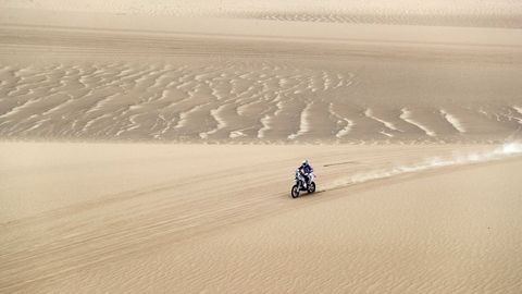 El holands Paul Spierings conduce su motocicleta Husqvarna durante la primera etapa del Rally Dakar 2019 