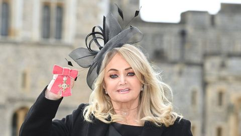 Bonnie Tyler cuando recogi� en el 2023 su reconocimiento en el castillo de Windsor