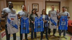 Presentaci�n de la camiseta del Club de Baloncesto Breog�n para la BCL con presencia de la alcaldesa Elena Candia; la presidenta del club Carmen Lence y los jugadores Kasibabu, Francis Alonso, Aranitovic y Quintela