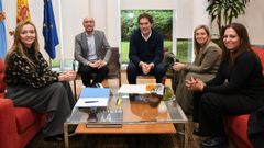 Reuni�n en San Caetano entre la conselleira de Pol�tica Social y municipes del Concello do Carballi�o.