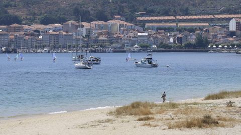Playa de Rodeira, en Cangas, sin boyas que delimiten la zona de ba�o. 