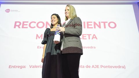 La presidenta de AJE, Valeria Gir�ldez, entreg� un reconocimiento a su predecesora, Mar�a Buceta 
