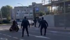 Dos agentes de la Polic�a Local trataron de detener la marcha del motorista en fuga, que estuvo a punto de arrollarlos