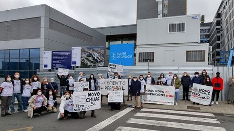Vecinos de Eirís afectados por el Novo Chuac ante el cartel que piden que se retire