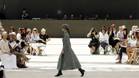 Modelo presenta las creaciones de Alta Costura de la coleccin otoo/invierno del diseador Karl Lagerfeld para Chanel