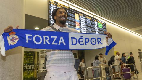 Adama Traor&eacute; posando en el aeropuerto de Lavacolla con la bufanda del Deportivo, equipo con el que ha firmado hasta el 2028