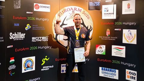 Fran Rodr�guez luce su medalla de bronce en Budapest.
