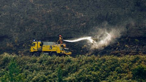 Un camión de Bomberos en labores de extinción del incendio en el Alto del Acebo