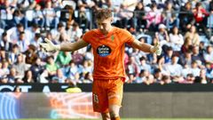 El portero del Celta, Ionut Andrei Radu, se lamenta tras uno de los goles encajados ante el Levante en Bala�dos.