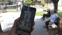 Praza de Ferrol. La imagen, de primera hora de la tarde del jueves 14, muestra la diferencia de estar a la sombra o al sol, con una máxima de 35,4 grados, frente a los 27,8 que había debajo de los árboles. Los lucenses, especialmente la gente mayor, utiliza este espacio con frecuenci