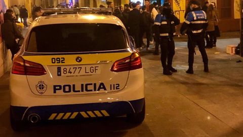 La Polica local de Oviedo controlando los aforos de los bares la pasada madrugada