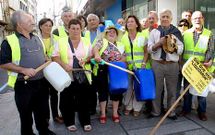 Los afectados, ayer en Carballo.