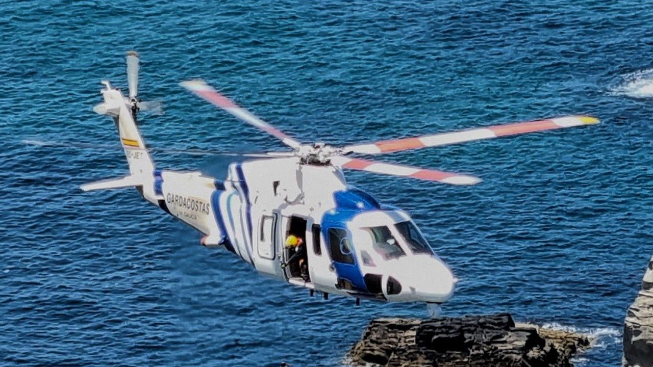 El helicóptero Pesca II rescata a un ciclista en una zona de difícil acceso de Culleredo