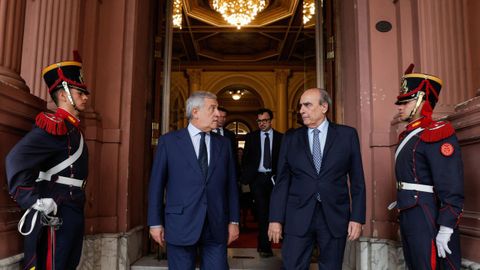 Guillermo Francos, jefe de Gabinete de Ministros de Argentina, a la derecha, con el ministro de asuntos exteriores de Italia, Antonio Tajani, durante una visita del segundo al pa�s sudamericano que tuvo lugar en noviembre.