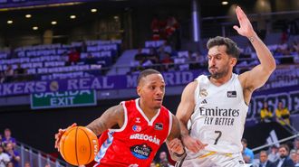 DeWayne Russell ataca ante la defensa de Facundo Campazzo en Movistar Arena de Madrid