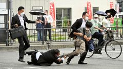 Momento en el que la polic�a del acto detiene al asesino de Shinzo Abe justo despu�s de que realizara dos disparos con un arma de fabricaci�n casera