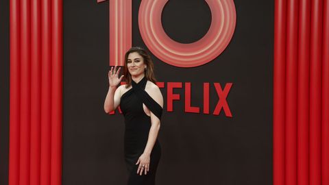Blanca Suárez. Impecable, la protagonista de «Las chicas del cable» (primera serie española de Netflix) destiló sofisticación con un diseño largo negro con escote halter cruzado y tira cubriendo uno de sus brazos