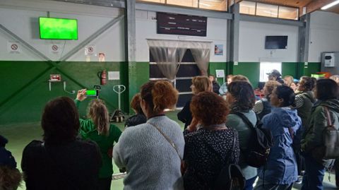 Visita de mariscadoras de a pie de la r�a de Vigo a la lonja de Campelo