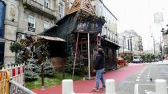 Estado en el que qued� la casa de Pap� Noel de Policarpo Sanz tras el accidente de una furgoneta 