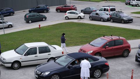  Vista de las colas de coches en el punto autocovid del HUCA
