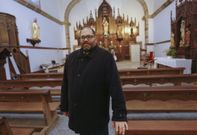 Jos� Rey Kochinke, fotografiado en el interior de la iglesia  parroquial de Serantes 