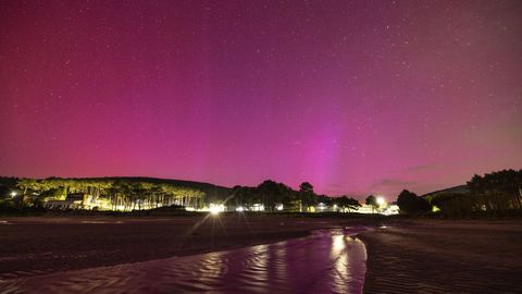 Imagen del cielo desde Cee teido por la aurora boreal